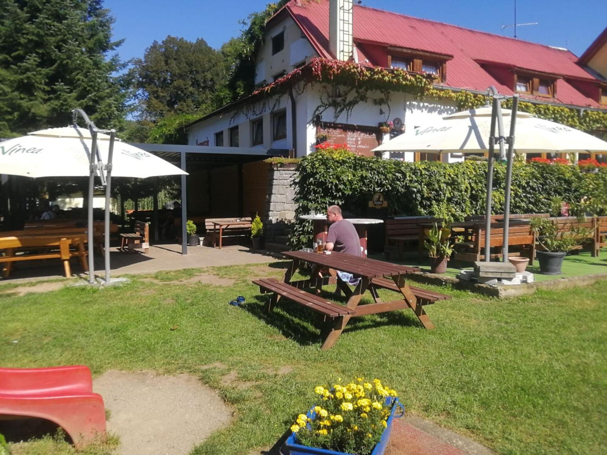 Hotel Kormoran Zlenice Bagian luar foto